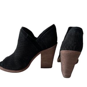 Vince Camuto Peep-toe black leather heels 7.5